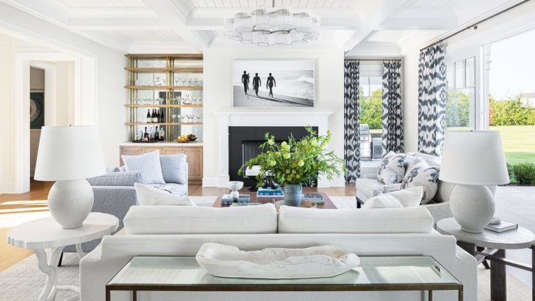 Les intérieurs sur mesure de cette nouvelle construction des Hamptons en font une maison pour toutes les saisons