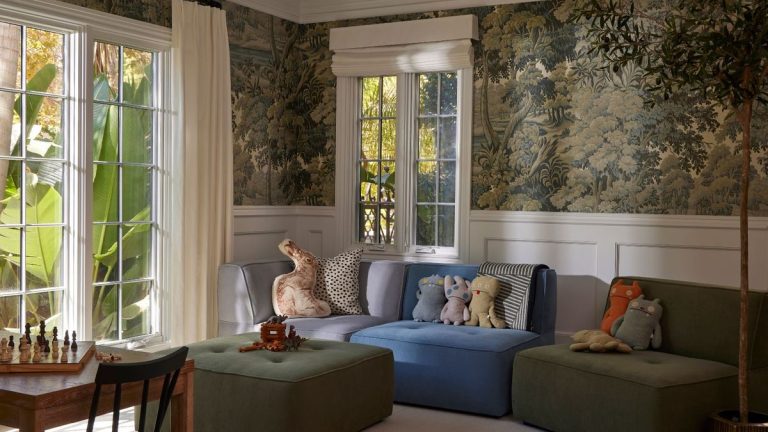 Cette maison élégante respire le style contemporain californien – et la décoration murale est parmi les meilleures que nous ayons jamais vues. Cette maison élégante respire le style contemporain californien – et la décoration murale est parmi les meilleures que nous ayons jamais vues.