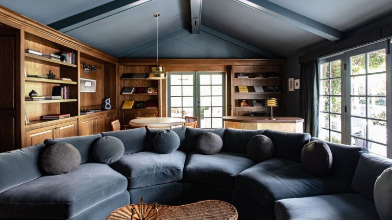6 choses que les gens élégants font toujours avec leur intérieur – apprenez des experts sur la façon de rehausser votre maison Jake Arnold, l'un des meilleurs designers au monde, a créé une sophistication décontractée dans la rénovation de ce ranch californien du milieu du siècle.