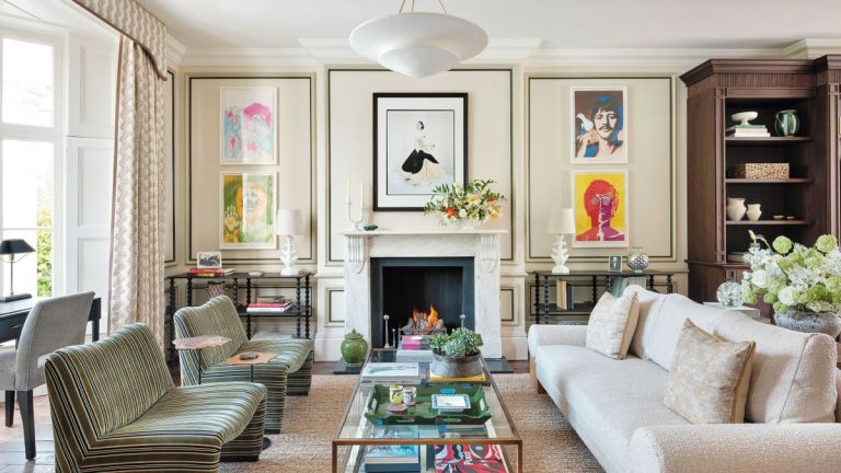 Une maison de ville terne a été transformée en une maison familiale confortable mais colorée