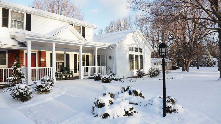 Comment déglacer les allées de jardin et les terrasses – meilleurs conseils pour votre espace extérieur cet hiver