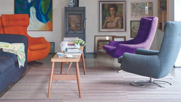 Un salon a-t-il besoin d'une table basse ?  Les architectes d'intérieur décident si c'est un incontournable