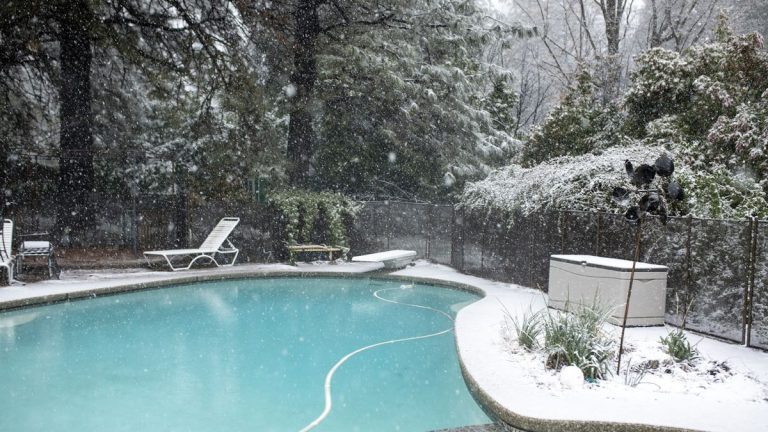 Comment hiverner une piscine – 6 étapes recommandées par les experts pour protéger votre piscine pour l’hiver