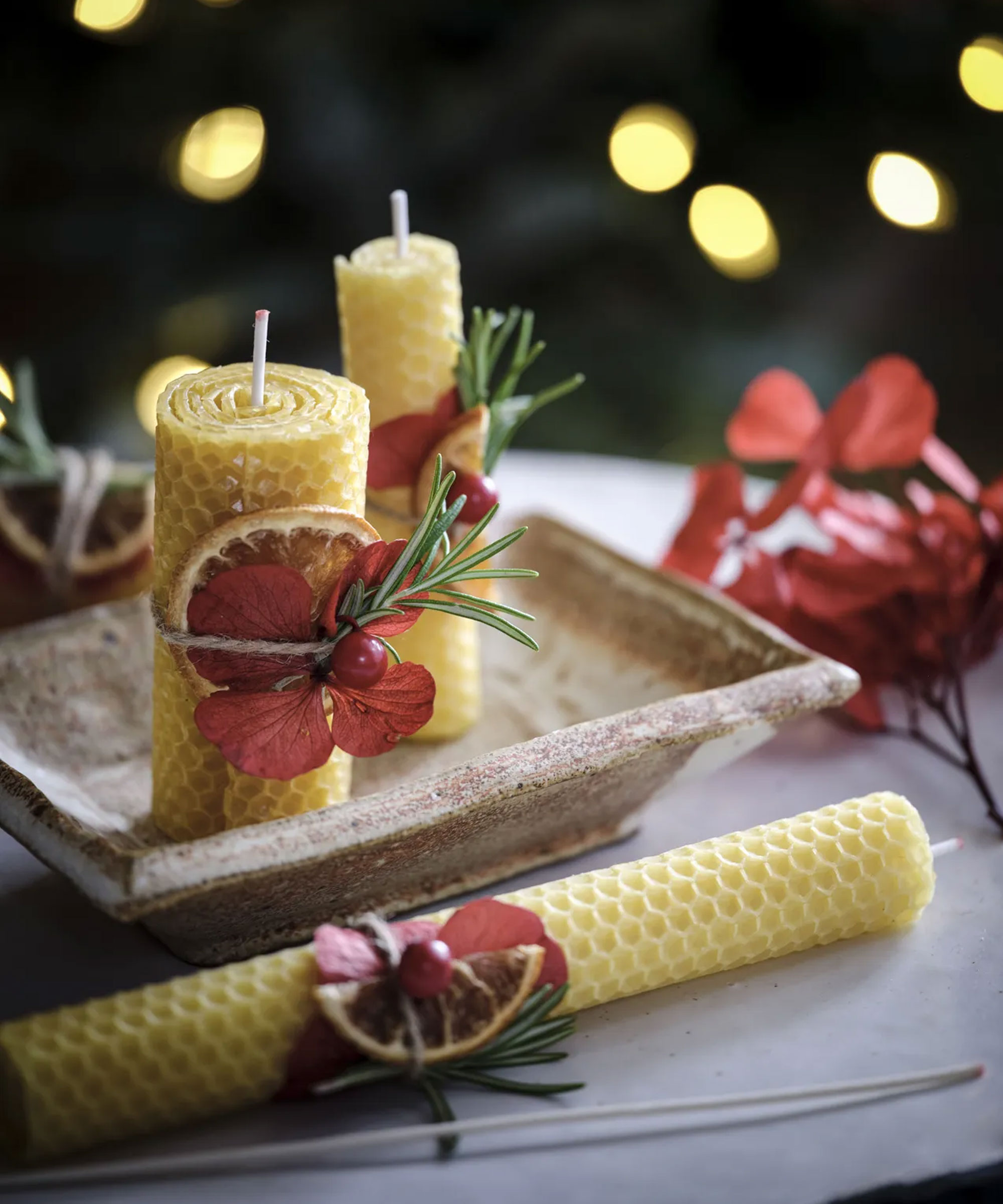 BRUBAKER Lot De 20 Bougies De Noël 100% Cire D'Abeille – 1,25 Cm Diamètre Jaune Miel, Idéales Sapin, Pyramide & Arc De Lumière