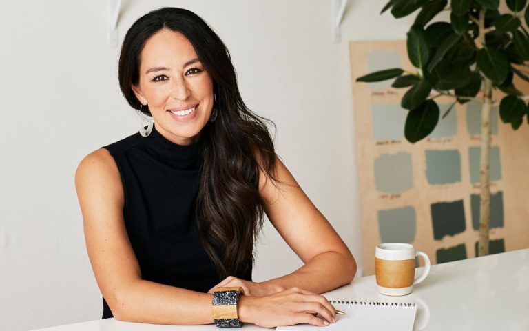 Le porche festif de Joanna Gaines est décoré d’une guirlande, d’une couronne et d’un arrangement floral inhabituel – et ce n’est pas un arbre de Noël Joanna Gaines vient de prouver que le gris est toujours à la mode avec cette touche terreuse sombre sur la teinte plus froide.
