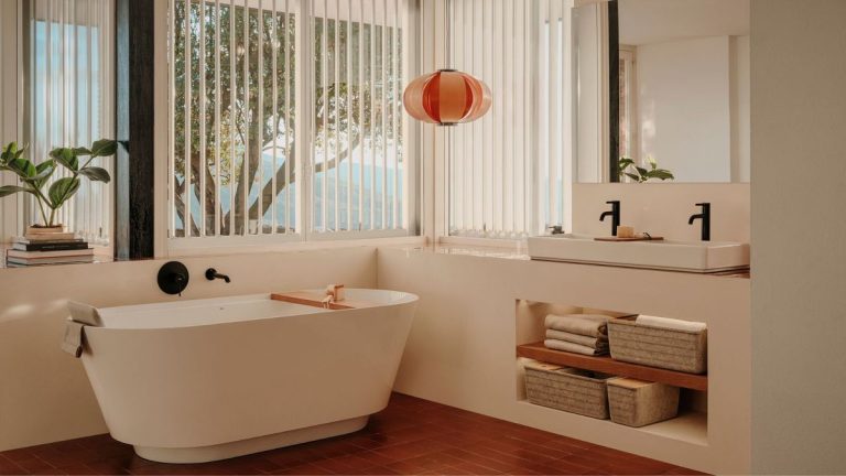 La robinetterie colorée et les surfaces texturées sont la tendance inattendue de la salle de bain en 2024