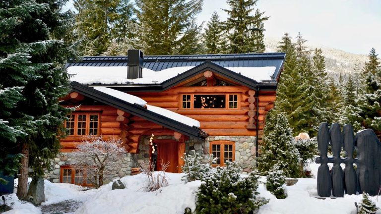 Cette maison de montagne confortable mélange le minimalisme moderne avec la fraîcheur d'une cabane en rondins rétro - et a fière allure par tous les temps