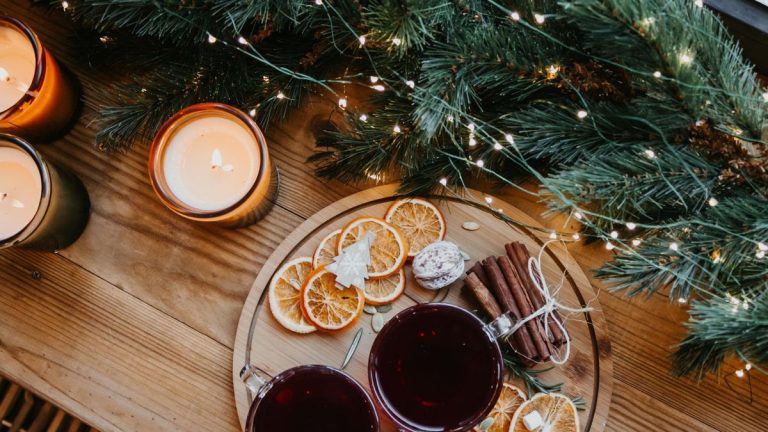 Cette astuce de guirlande de Noël « sans clous » est parfaite pour embellir des endroits inattendus – voici comment la reproduire