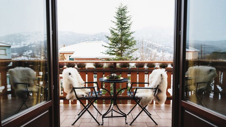Idées déco de Noël pour balcon – 8 façons festives d’habiller votre petit espace extérieur