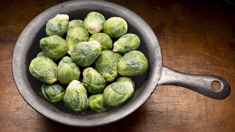 Vous pouvez récolter les choux de Bruxelles de deux manières – des conseils que j'ai appris au cours de mes années de potager