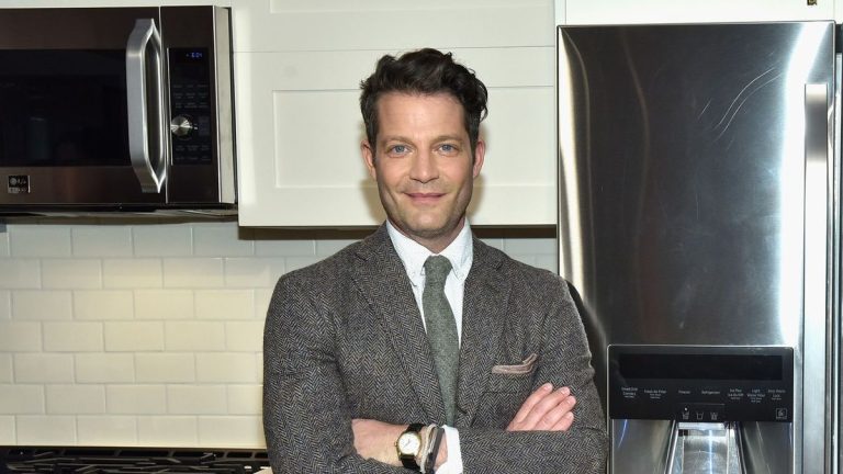 Nate Berkus explique son astuce incroyablement simple « rouleau de sushi » pour mettre facilement une housse de couette
