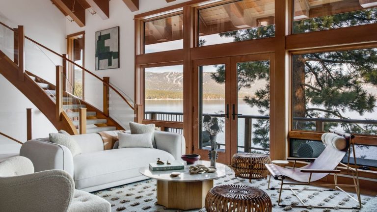 Ce chalet de montagne confortable est devenu une maison pour toutes les saisons, avec des intérieurs élégants et une vue imprenable sur le lac Ce chalet de montagne confortable est devenu une maison pour toutes les saisons, avec des intérieurs élégants et une vue imprenable sur le lac
