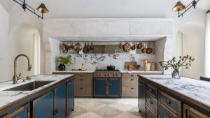 Cette cuisine allie harmonieusement charme rustique et finitions ultra contemporaines – une tendance intemporelle que nous verrons beaucoup en 2024. 9 changements petits mais efficaces à apporter à votre cuisine pour la rafraîchir pour la nouvelle année