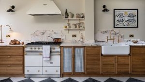 5 façons dont les architectes d’intérieur font fonctionner les cuisines modernes du milieu du siècle pour 2024 5 façons dont les architectes d'intérieur font fonctionner les cuisines modernes du milieu du siècle pour 2024