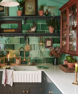 Quelles sont les meilleures alternatives à une cuisine Shaker ? 5 styles tout aussi classiques à essayer pour cette sensation entre l’ancien et le nouveau Cuisine devol avec carrelage vert et étagères ouvertes avec armoire murale vintage