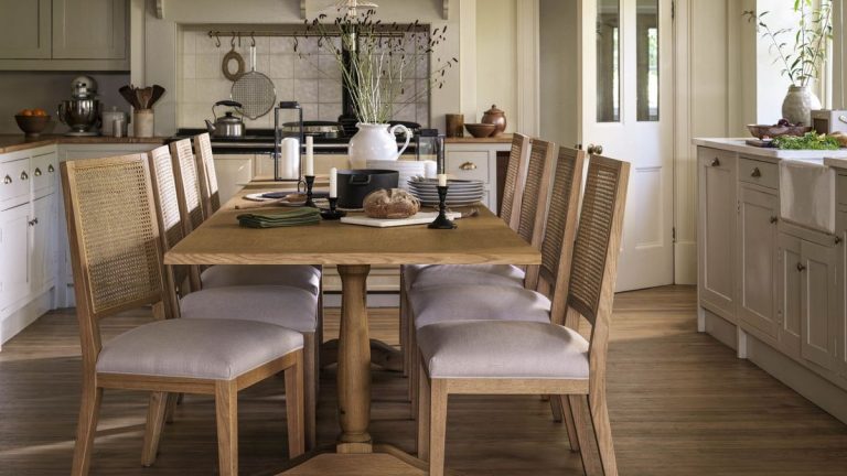Ai-je besoin d’une table de cuisine ?  Les designers comparent les tables aux îlots de cuisine