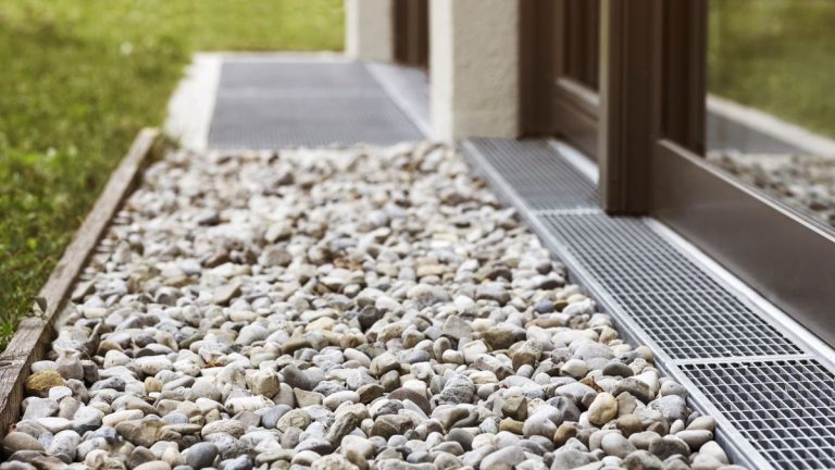 Comment utiliser un drain français dans votre jardin – une solution de drainage efficace qui peut aider dans les zones gorgées d'eau