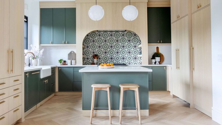 Les designers se penchent sur les meilleures armoires de cuisine en bois pour chaque style de cuisine Les designers se penchent sur les meilleures armoires de cuisine en bois pour chaque style de cuisine