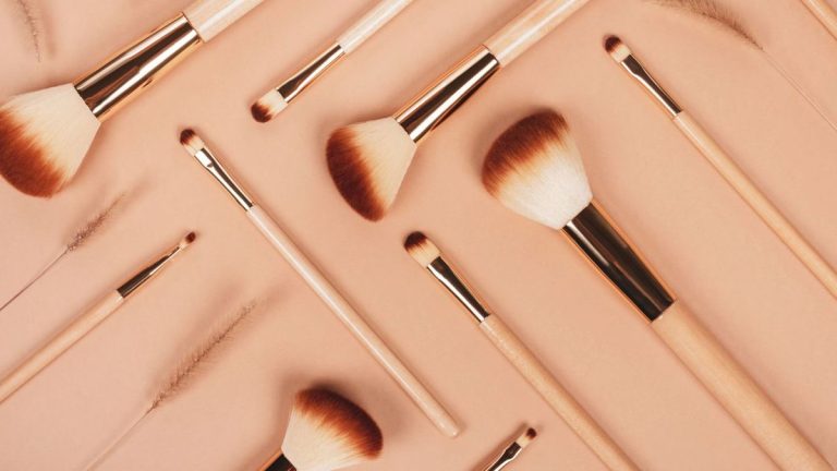 C’est la meilleure façon de nettoyer les pinceaux et les éponges de maquillage, selon les pros C'est la meilleure façon de nettoyer les pinceaux et les éponges de maquillage, selon les pros
