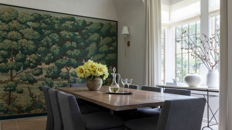 Le papier peint fait peau neuve et tout tourne autour de l’inattendu – la designer Marie Flanigan nous explique comment adopter ce décor autrefois démodé en 2024 Le papier peint fait peau neuve et tout tourne autour de l'inattendu – la designer Marie Flanigan nous explique comment adopter ce décor autrefois démodé en 2024