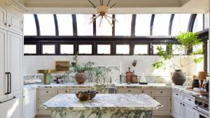 5 leçons de style que nous avons apprises des comptoirs de cuisine de Nate Berkus et Jeremiah Brent La refonte de la cuisine de Nate Berkus et Jeremiah Brent est sophistiquée et élégante : ce sont les principales modifications qu'ils ont apportées pour garantir un espace intemporel.