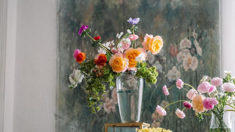À quelle fréquence dois-je changer l’eau d’un vase de fleurs ?  Notre fleuriste expert intervient