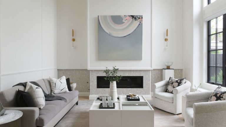 Découvrez comment les tons neutres apaisants et l'ambiance zen se mélangent au style rustique dans cette maison de ferme moderne.