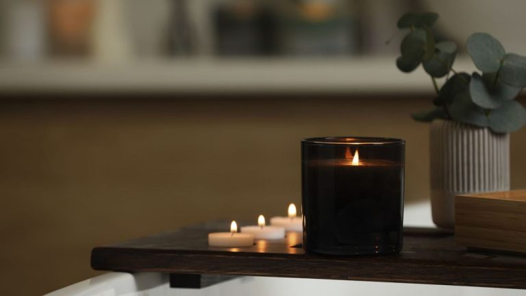 6 façons durables de réutiliser les pots de bougies dans votre maison Les parfums les plus romantiques pour une maison – 5 parfums de Saint-Valentin pour mettre l'ambiance