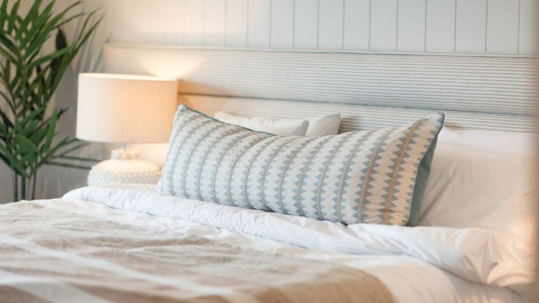 Dois-je dormir avec un ou deux oreillers ? Les experts du sommeil révèlent tout Dois-je dormir avec un ou deux oreillers ? Les experts du sommeil révèlent tout
