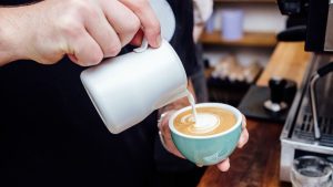 Comment faire cuire du lait à la vapeur à la maison – avec et sans lance vapeur Comment faire cuire du lait à la vapeur à la maison – avec et sans lance vapeur