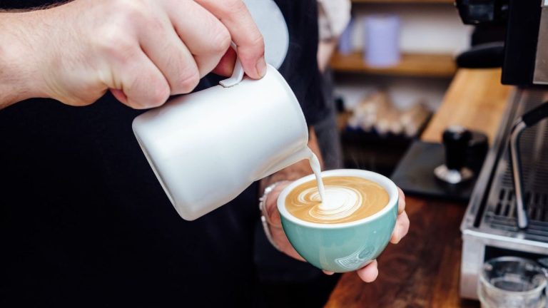 Comment faire cuire du lait à la vapeur à la maison – avec et sans lance vapeur
