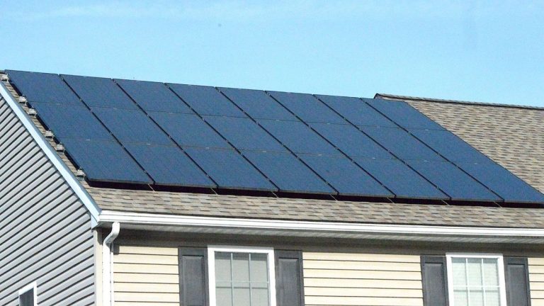 Comment nettoyer les panneaux solaires en toute sécurité et efficacement Comment nettoyer les panneaux solaires en toute sécurité et efficacement