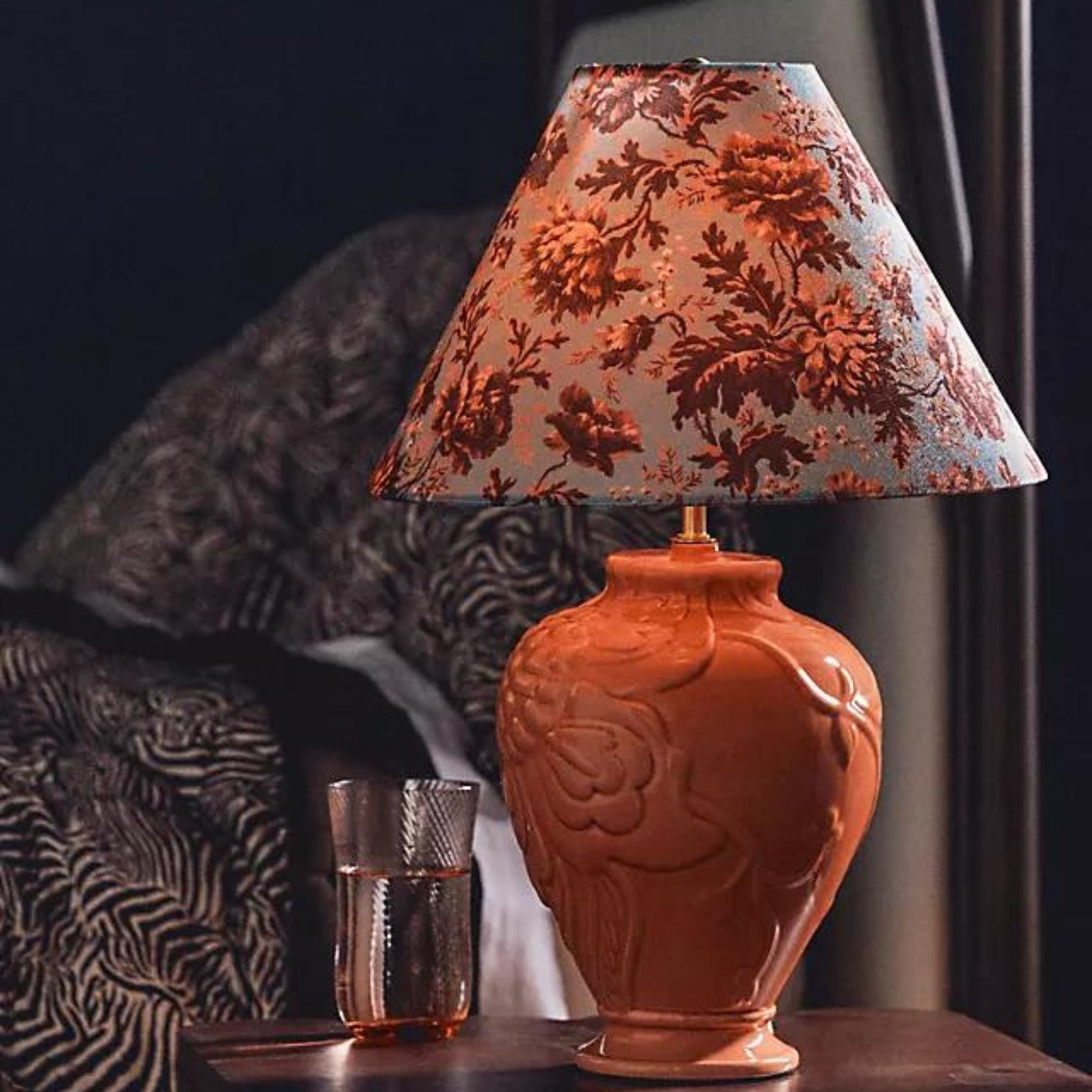   Une lampe pêche avec un abat-jour à motifs floraux