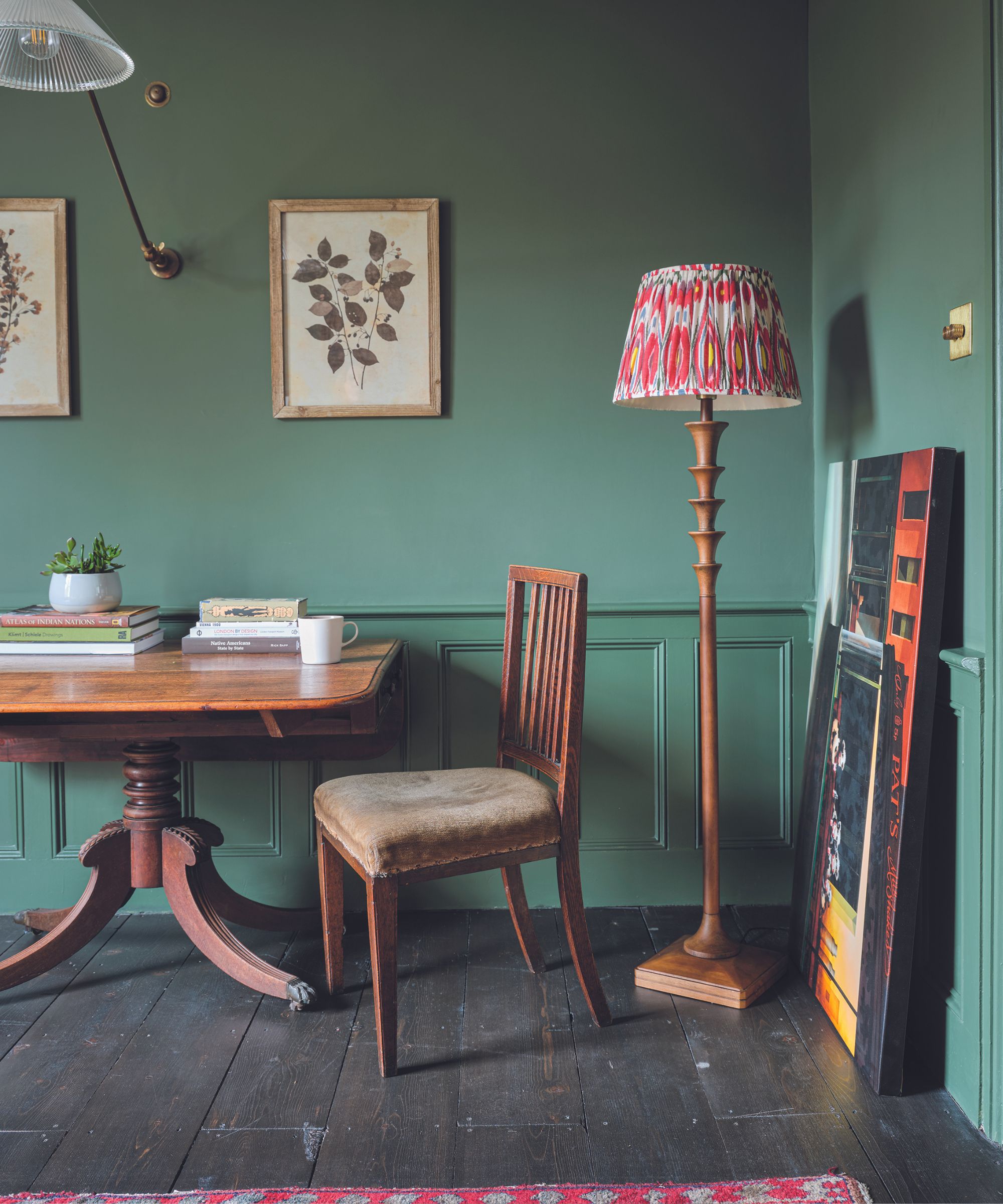 Une salle verte avec une grande lampe artistique