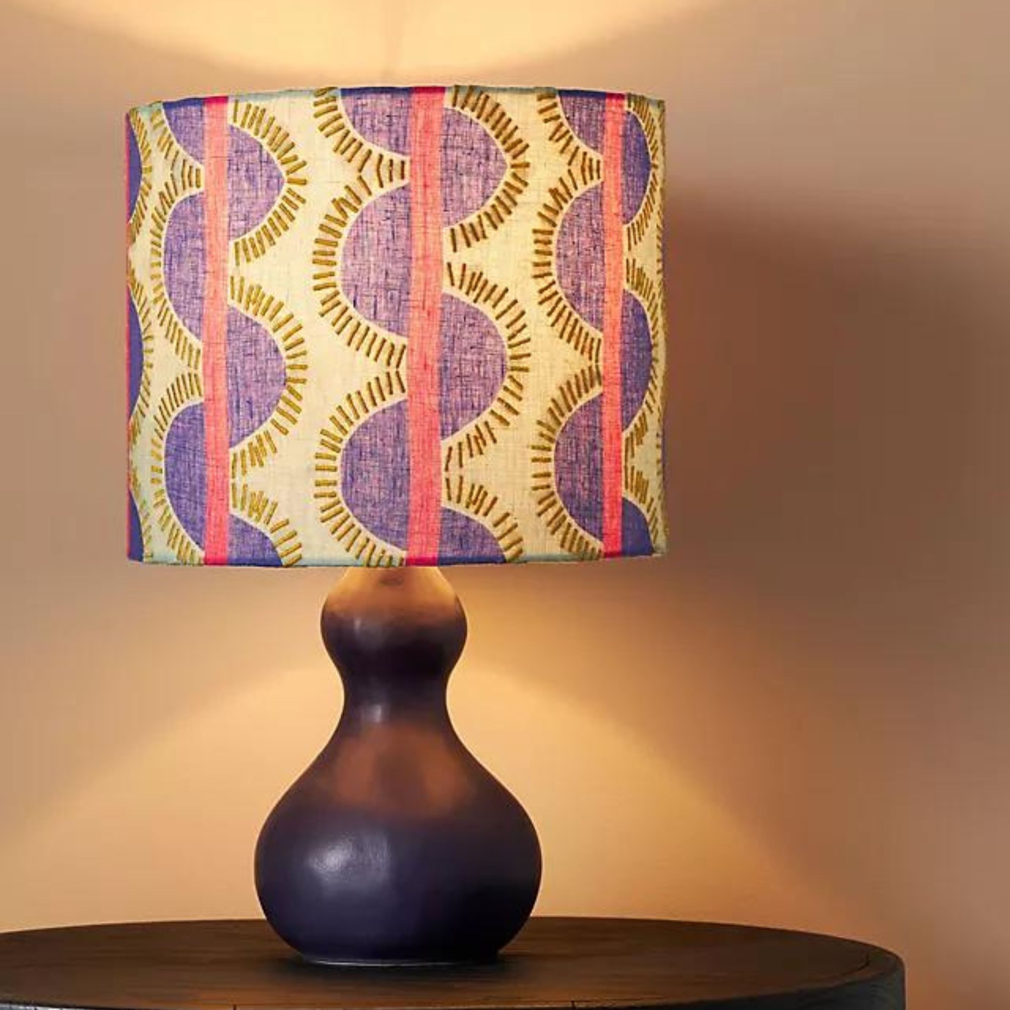 Une lampe de table avec un abat-jour à motifs rouge et bleu
