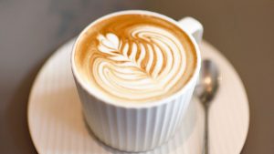 Comment préparer le meilleur latte à la maison, selon des baristas experts