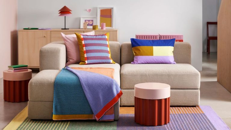 IKEA dévoile une collection d'articles pour la maison centrée sur la couleur avec le studio de design néerlandais Raw Color – et tout tourne autour de la décoration dopaminergique