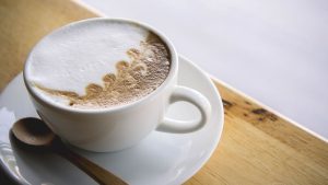 Comment préparer un cappuccino à la maison, selon les baristas (il s'avère que le cacao est la clé)