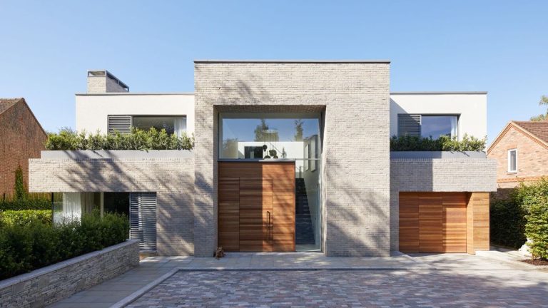 Combien coûte le remplacement d’une porte de garage ?  Et 5 conseils d'experts pour économiser de l'argent