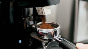 Comment moudre des grains de café à la maison – avec et sans moulin Comment moudre des grains de café à la maison – avec et sans moulin