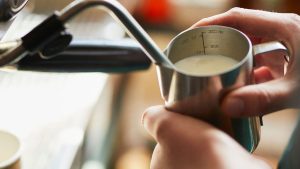 Comment nettoyer une lance à vapeur – voici comment les baristas débouchent le lait brûlé et séché Comment nettoyer une lance à vapeur – voici comment les baristas débouchent le lait brûlé et séché
