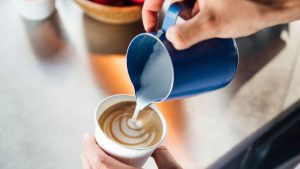 Mousseur à lait ou lance à vapeur – quel est le meilleur pour un café mousseux ? Mousseur à lait ou lance à vapeur – quel est le meilleur pour un café mousseux ?