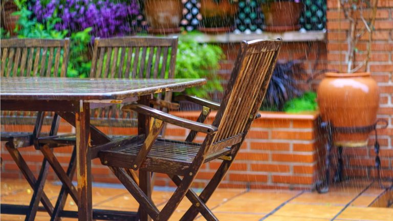 Peut-on laisser les meubles d'extérieur sous la pluie ? Les experts révèlent lesquels peuvent résister aux éléments et les types à garder au sec Peut-on laisser les meubles d'extérieur sous la pluie ? Les experts révèlent lesquels peuvent résister aux éléments et les types à garder au sec