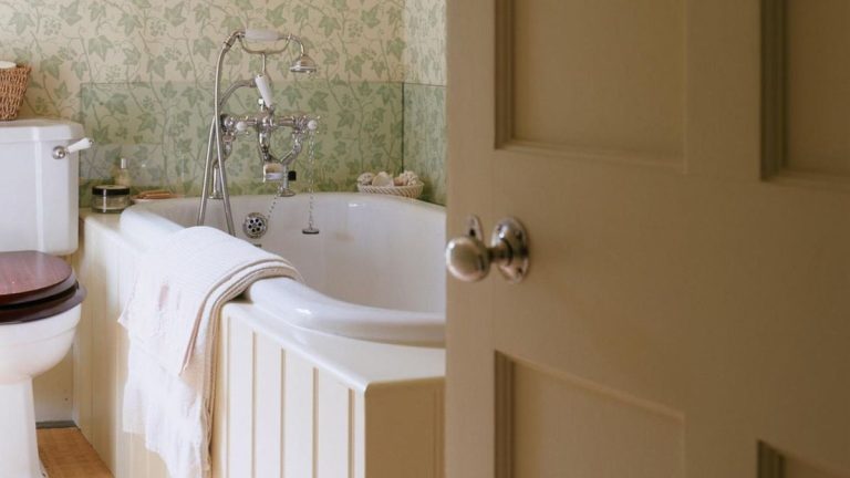 Vous devriez nettoyer cet article sale de la salle de bain plus que vous ne le pensez – voici pourquoi