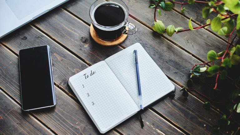 4 façons de rendre votre liste de choses à faire moins lourde – astuces d'organisateur pour réduire le stress et maintenir la productivité