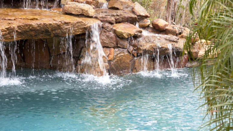 Qu'est-ce qu'une grotte de piscine ?  Découvrez comment transformer votre espace de baignade extérieur
