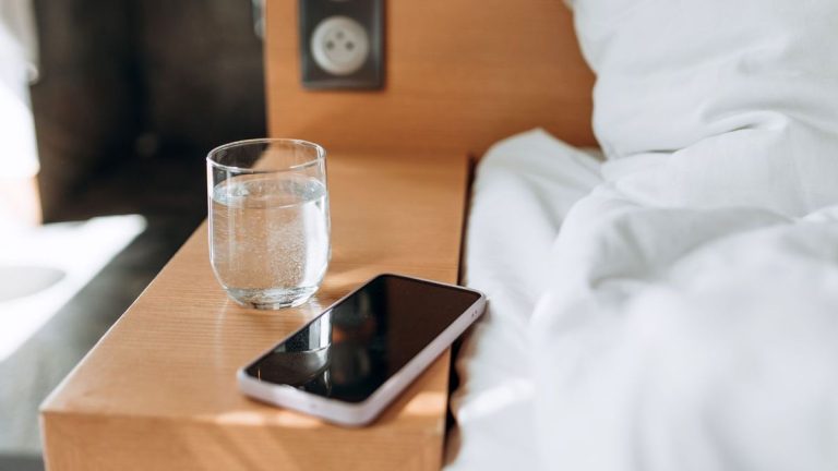 Pourquoi vous ne devriez pas laisser un verre d'eau sur votre table de nuit – et que faire à la place Pourquoi vous ne devriez pas laisser un verre d'eau sur votre table de nuit – et que faire à la place
