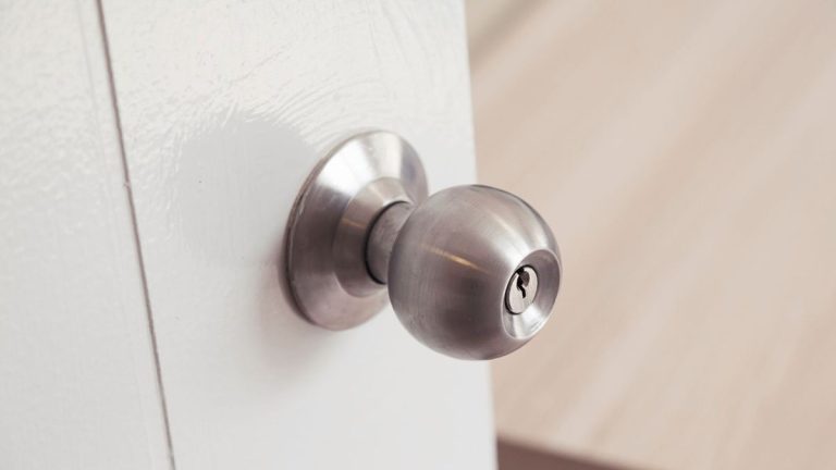 Faut-il vraiment enrouler du papier aluminium autour des poignées de porte lorsque vous êtes seul à la maison ?