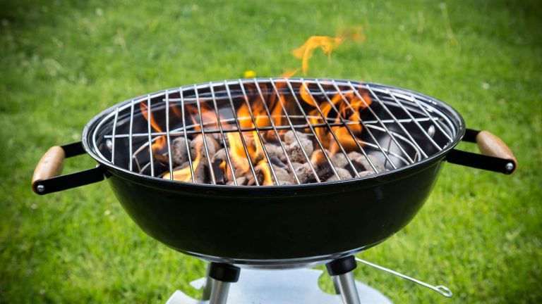 Combien de temps dure le charbon de bois pour griller ?  Plus des conseils d'experts sur la façon de le faire durer plus longtemps
