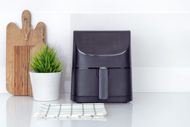 Cet ingrédient surprenant pourrait rendre votre friteuse à air toxique – conseils d'un chef pour utiliser la vôtre en toute sécurité Cet ingrédient surprenant pourrait rendre votre friteuse à air toxique – conseils d'un chef pour utiliser la vôtre en toute sécurité